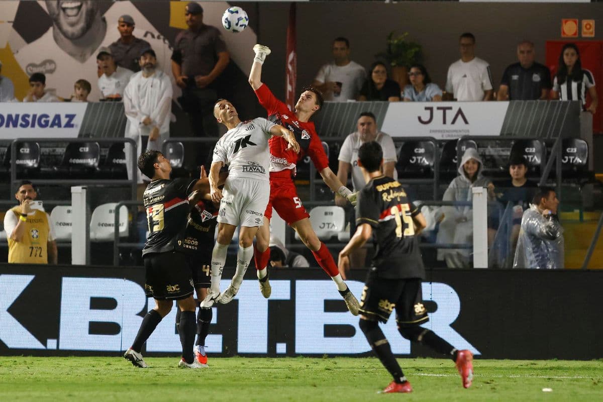 Jogadores e Santos e São Paulo em ação pelo Brasileirão 2025