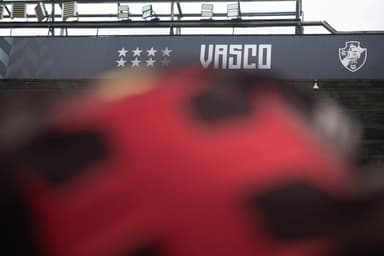 Imagem mostra o nome Vasco, o escudo do clube e a cruz de malta no estádio de São Januário