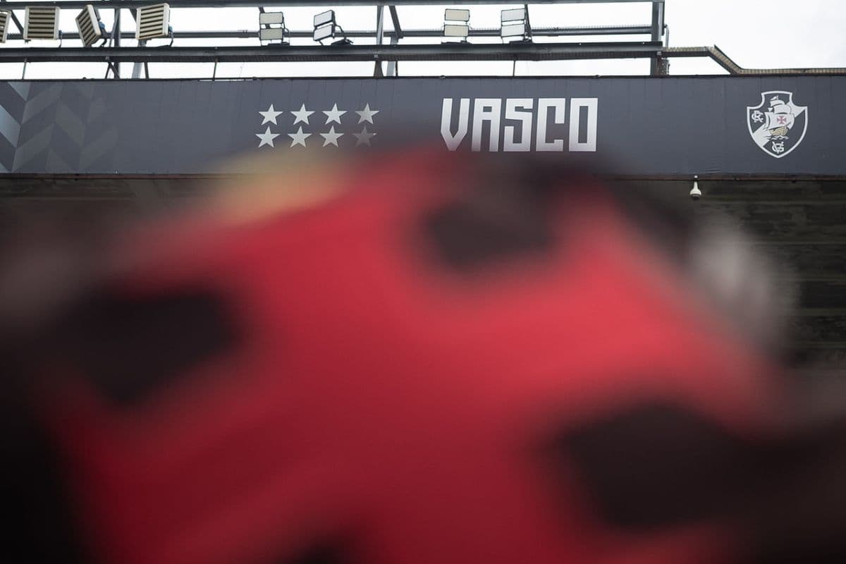Imagem mostra o nome Vasco, o escudo do clube e a cruz de malta no estádio de São Januário