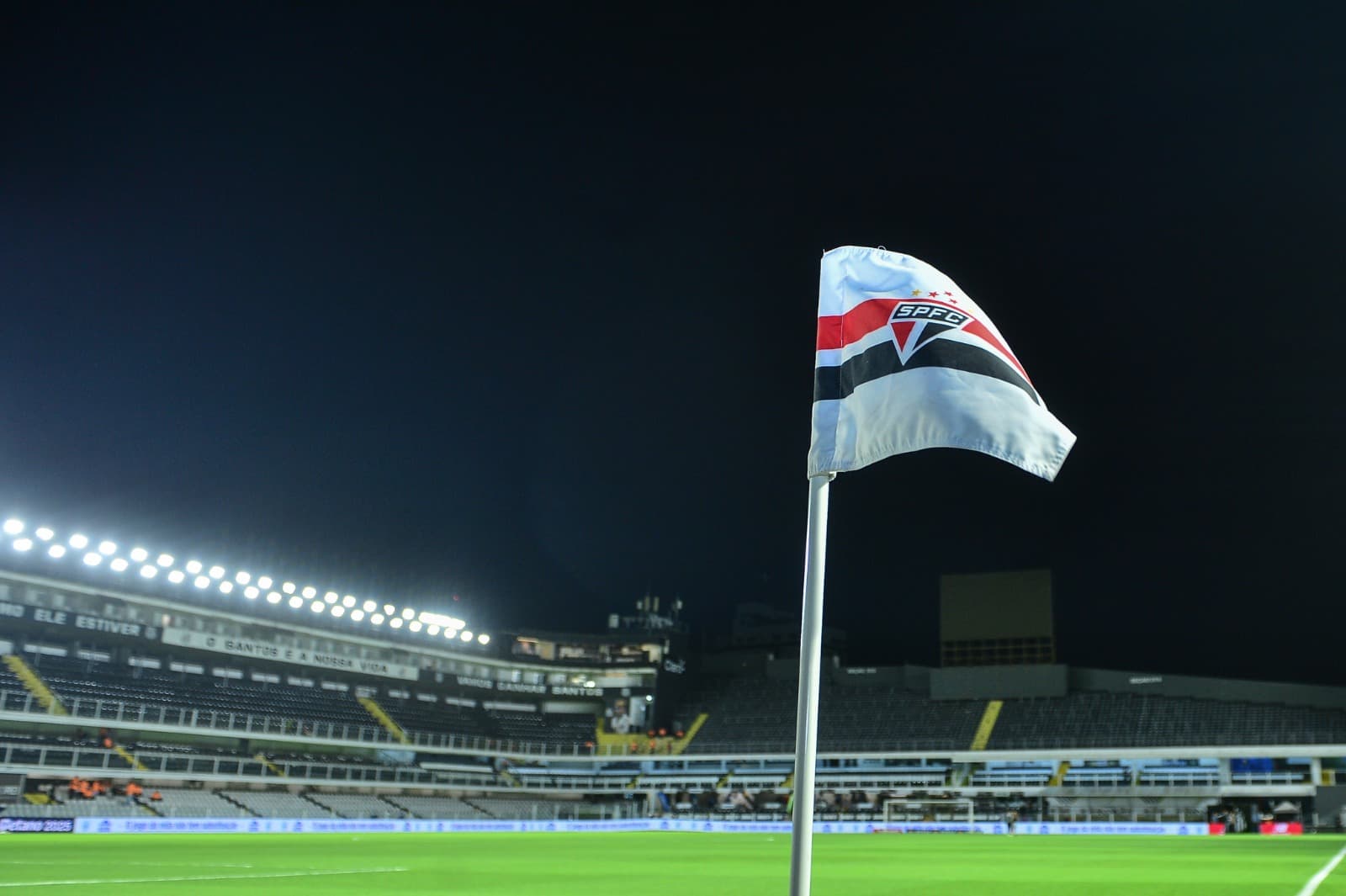 Uma visão detalhada da bandeira de São Paulo antes de uma partida entre São Paulo e Bragantino como parte do Brasileirao 2025 no Estádio Urbano Caldeira em 8 de novembro de 2025 em Santos, Brasil.
