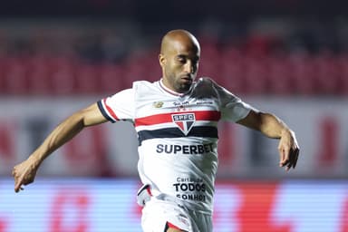 Lucas Moura, do São Paulo, controla a bola durante uma partida do Brasileirão 2025 entre São Paulo e Ceará no Estádio MorumBIS em 29 de setembro de 2025, em São Paulo, Brasil.