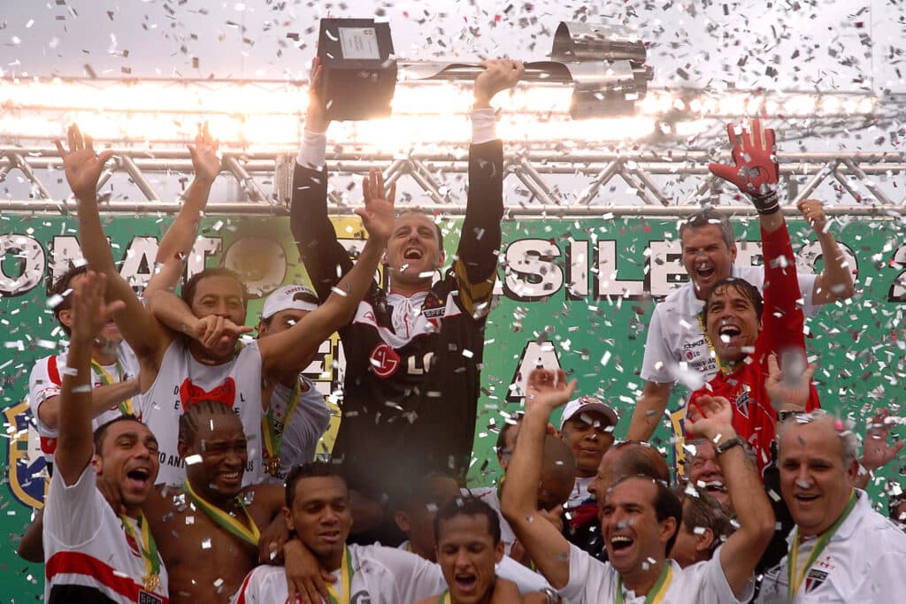 Rogério Ceni levantando taça de campeão brasileiro pelo São Paulo em 2006