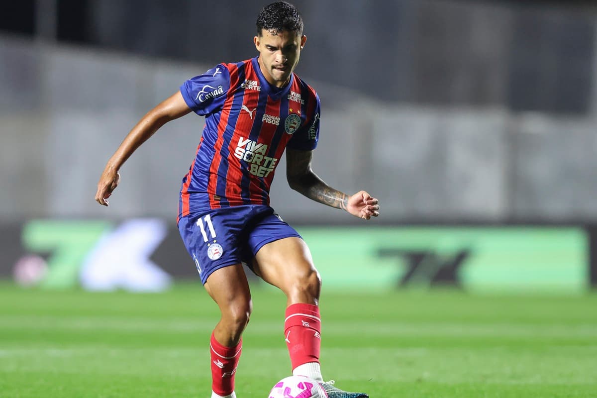 Rodrigo Nestor olha para a bola durante jogo entre Bahia e São Paulo