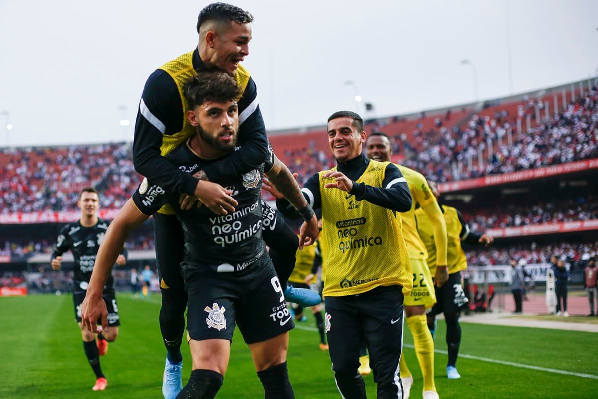 Yuri Alberto comemora gol do Corinthians sobre o Sâo Paulo fazendo cara feia e sustentando pulo dos companheiros