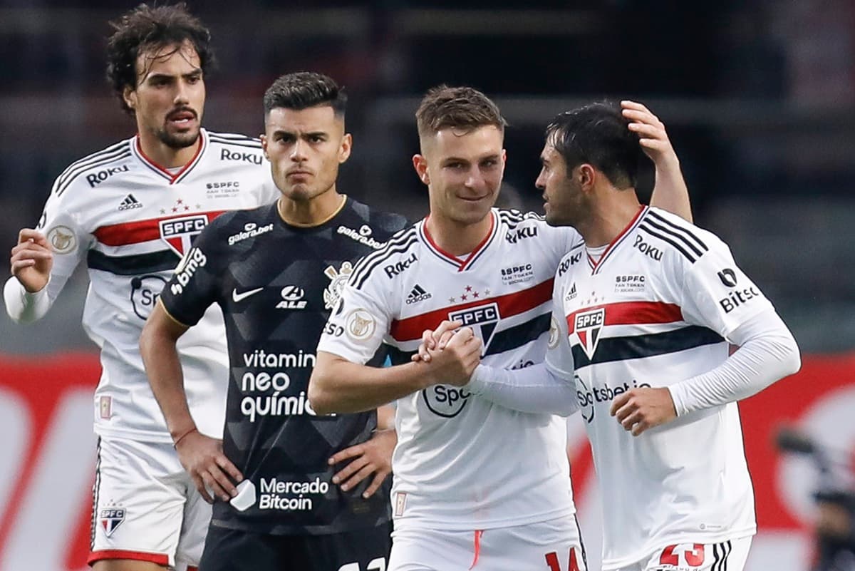Jogadores do São Paulo se cumprimentam para comemorar gol do Corinthians, enquanto jogador do Timão lamenta