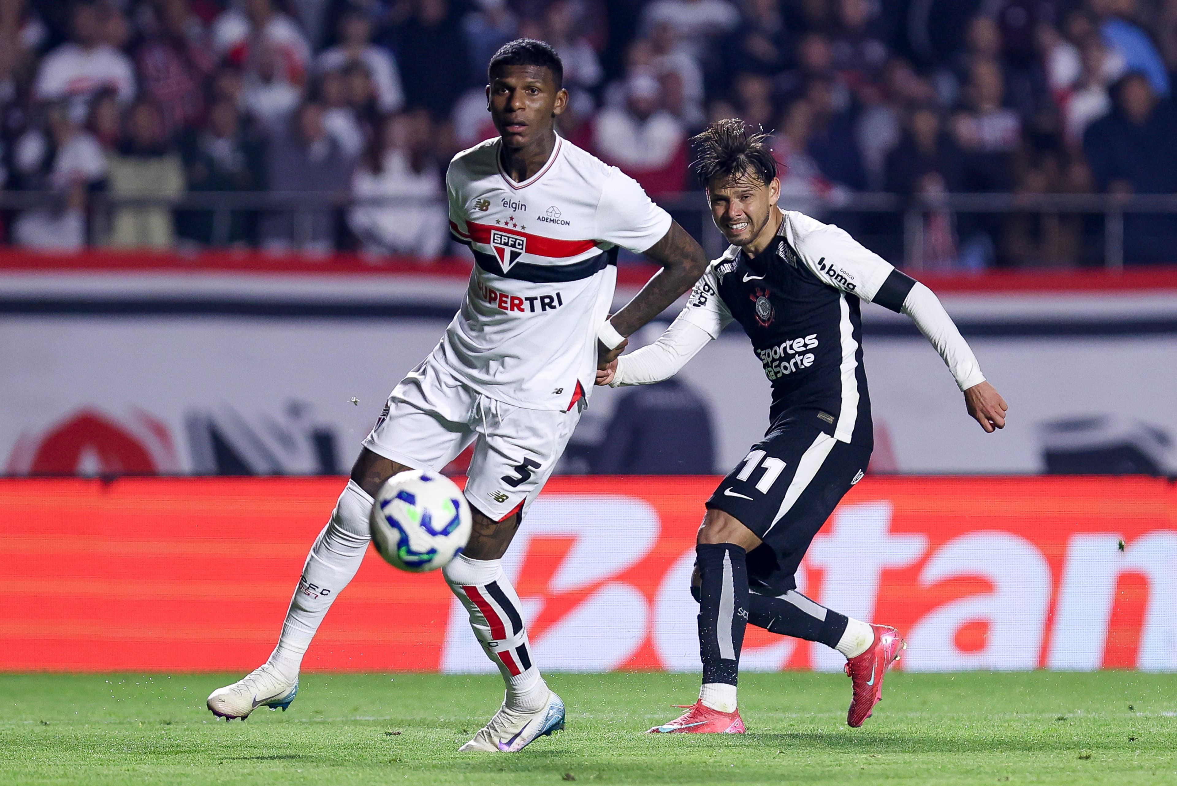 Romero, do Corinthians, divide jogada com Arboleda, do São Paulo