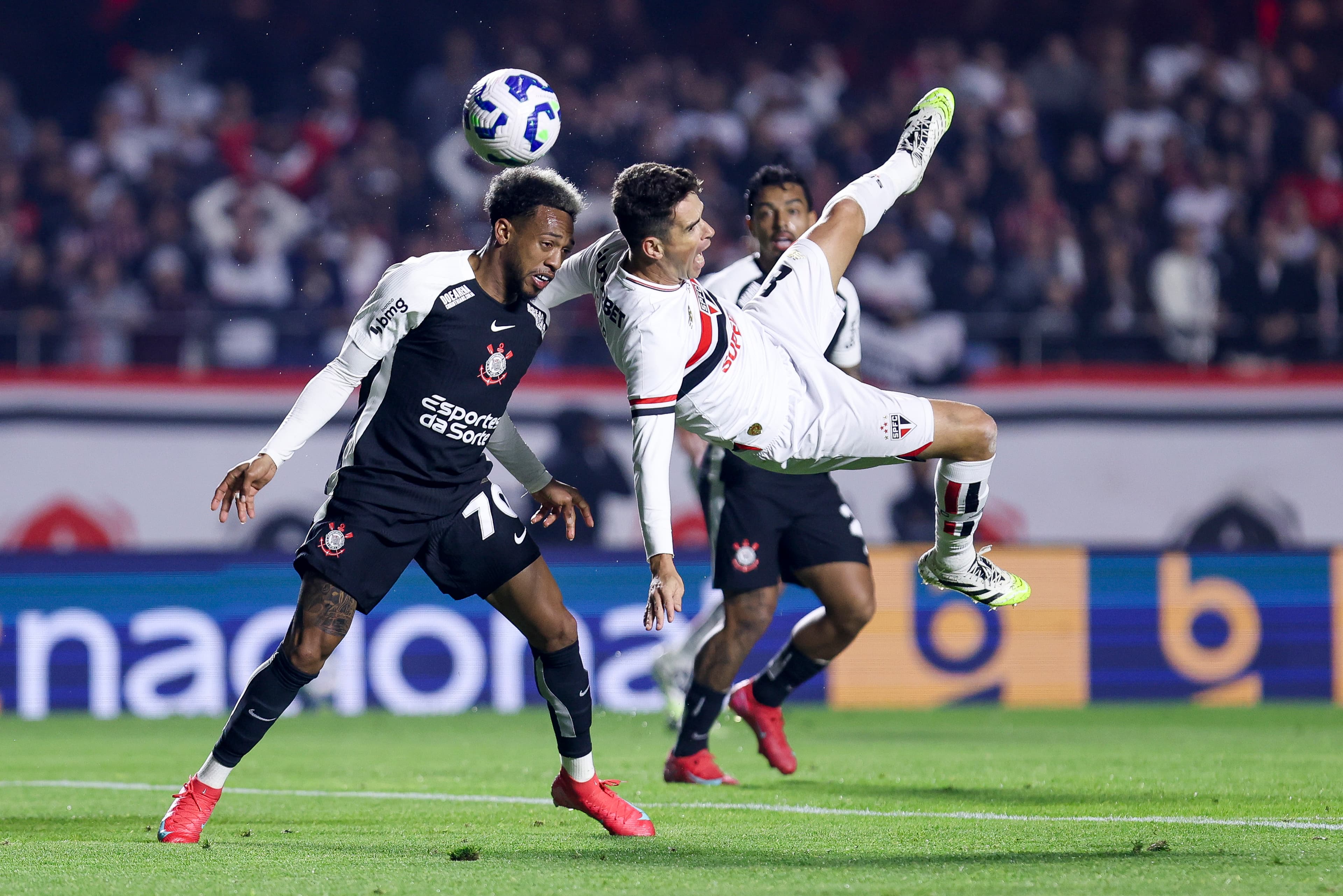 Oscar sofre falta de José Martínez durante Corinthians x São Paulo