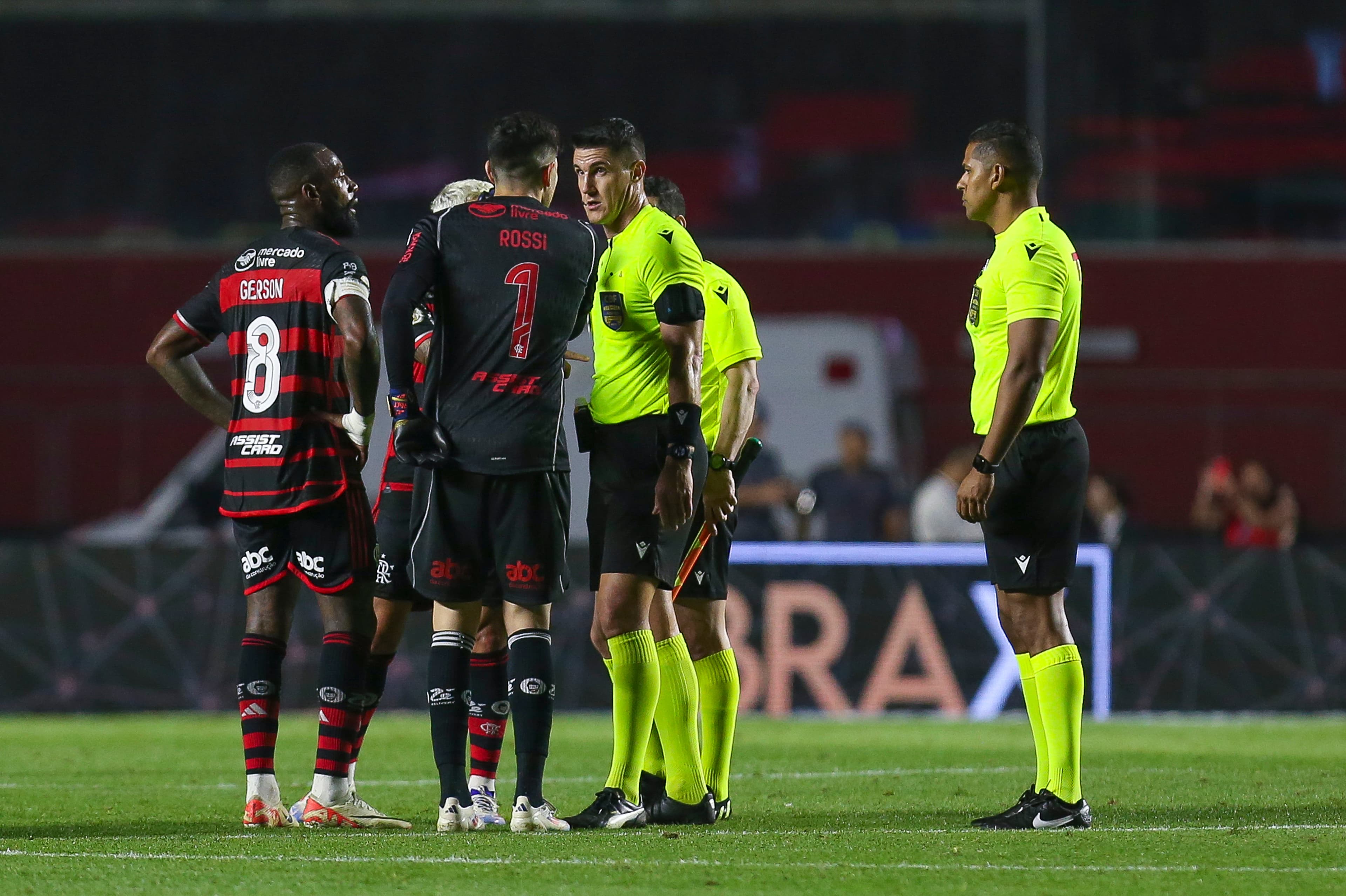 Rafael Klein discute com Rossi durante jogo do Flamengo