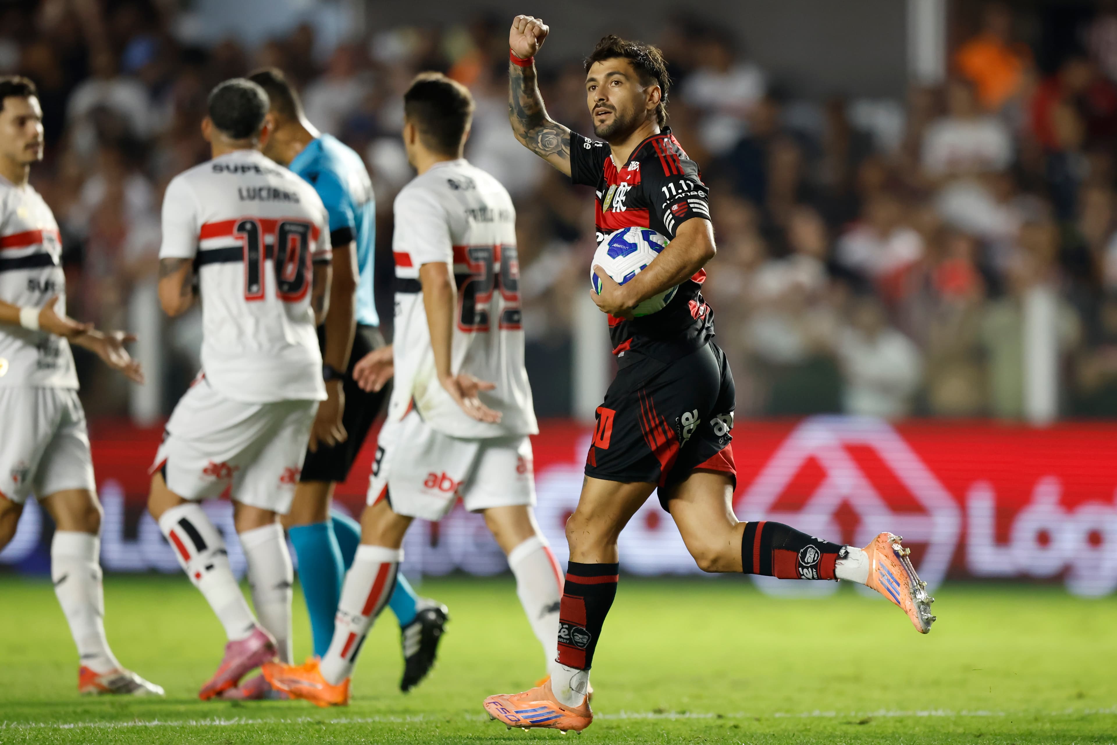 Arrascaeta comemora gol histórico pelo Flamengo sobre o São Paulo