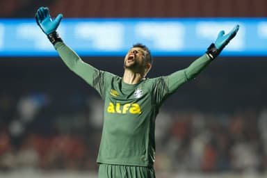 Goleiro Tiago Volpi, do Grêmio, comemora com braços alçados aos céus