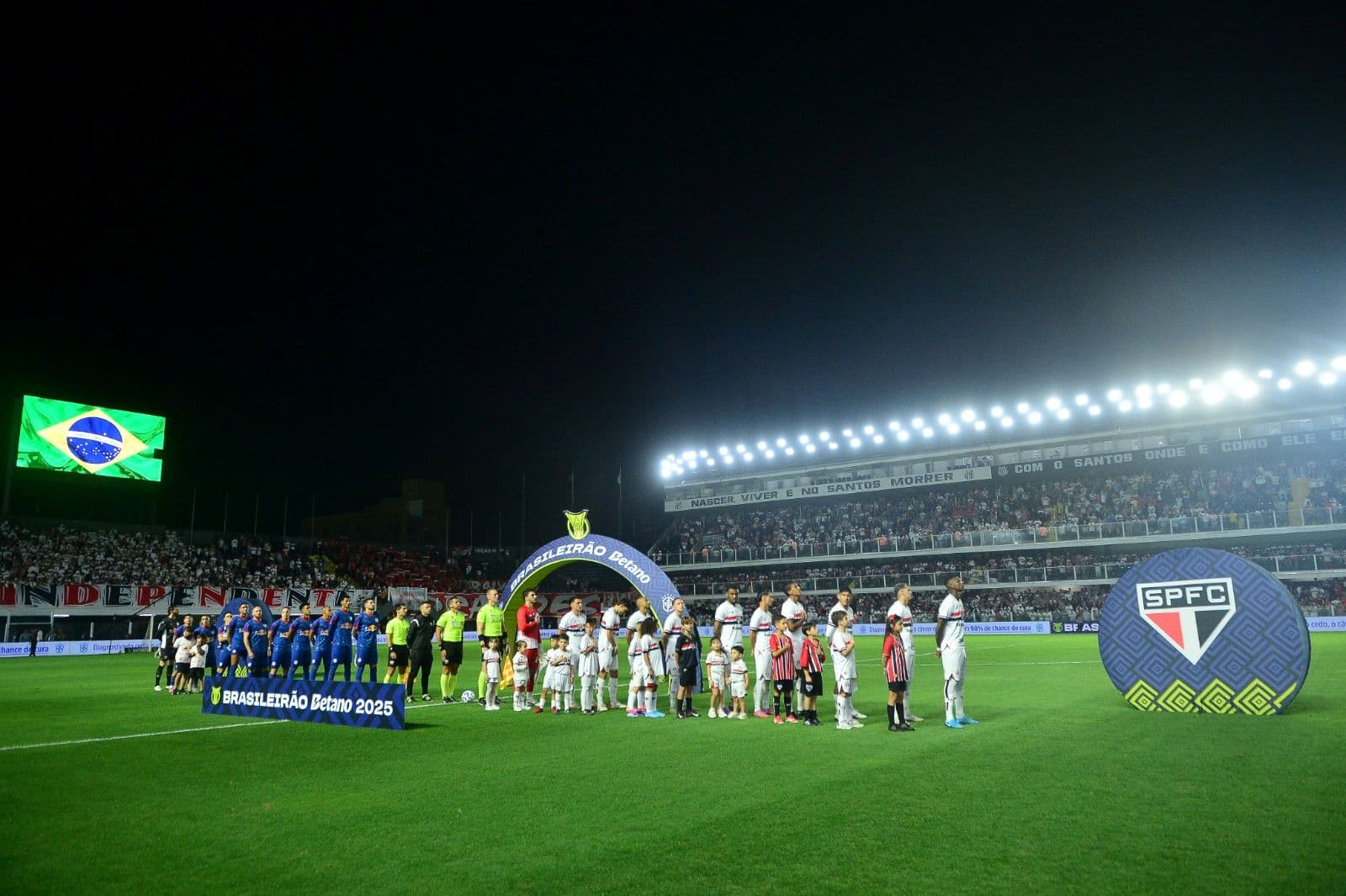 Jogadores se alinham para o hino nacional antes da partida entre São Paulo e Bragantino, válida pelo Brasileirão 2025, no Estádio Urbano Caldeira, em 8 de novembro de 2025, em Santos, Brasil.
