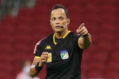 Árbitro Sávio Pereira Sampaio em ação durante jogo do Campeonato Brasileiro