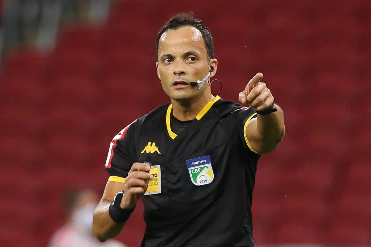 Árbitro Sávio Pereira Sampaio em ação durante jogo do Campeonato Brasileiro