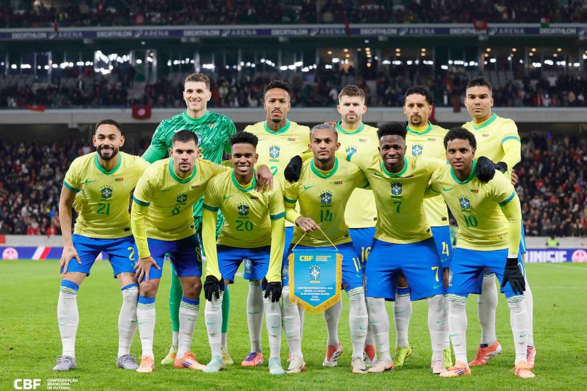 Seleção Brasileira posando para foto antes do amistoso contra a Tunísia