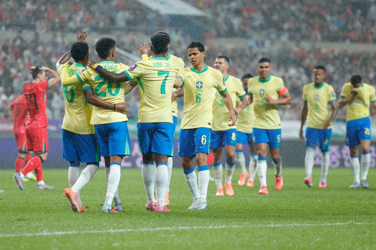 Jogadores da Seleção Brasileira comemoram gol marcado em amistoso contra a Coreia do Sul. Na imagem, atletas como Rodrygo, Vinícius Júnior e Estevâo aparecem celebrando juntos