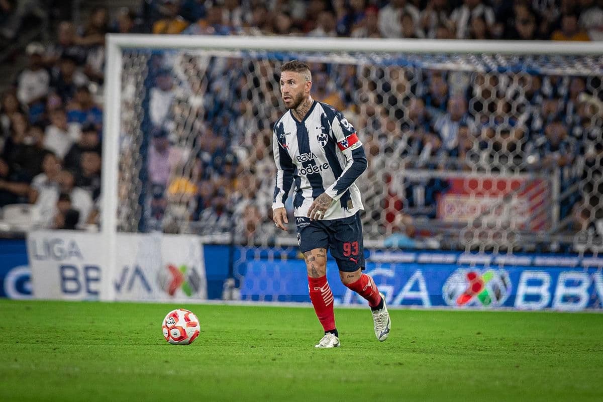Zagueiro espanhol Sergio Ramos em ação com a camisa do Monterrey, do México