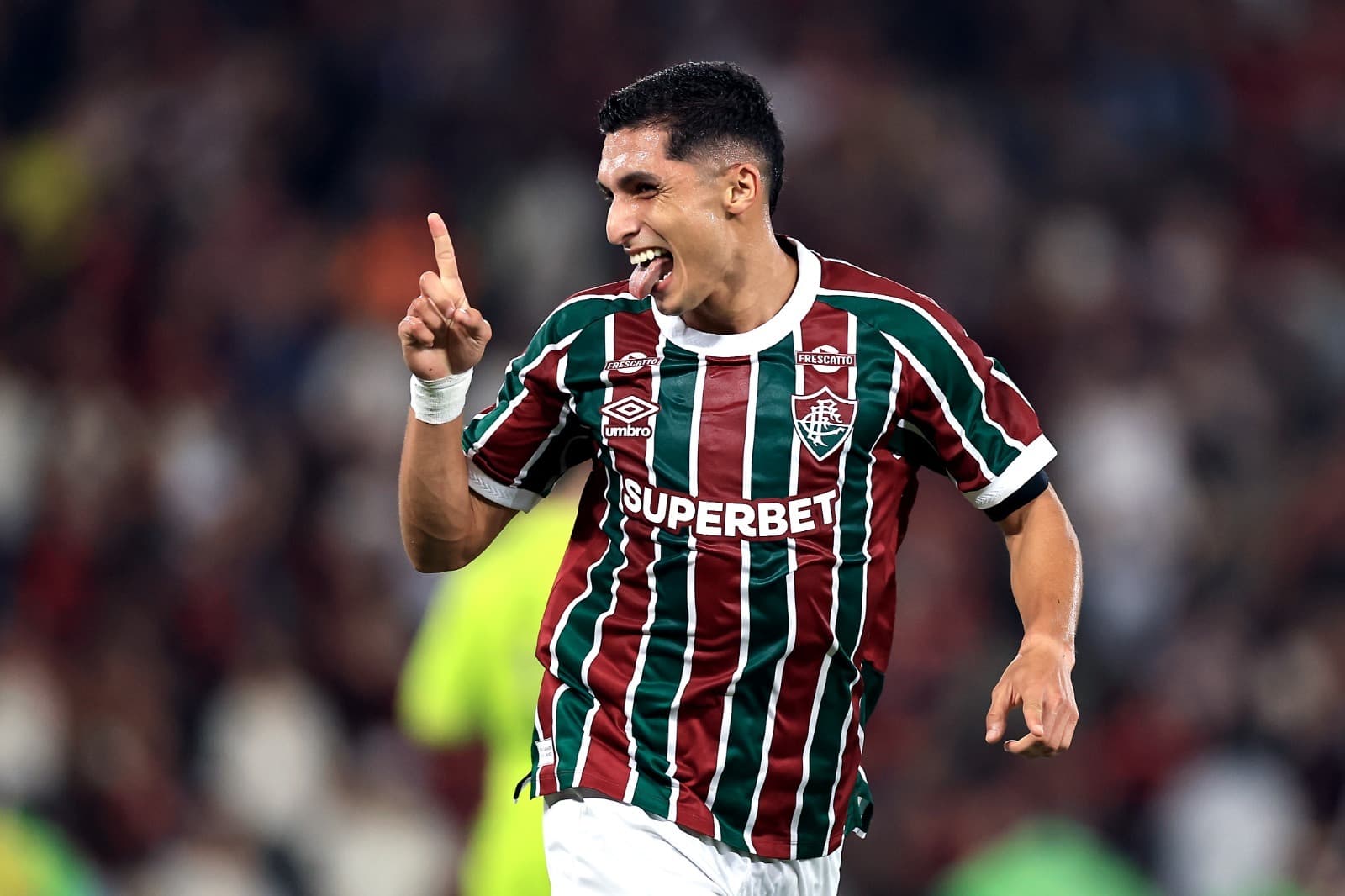 Serna, atacante do Fluminense, comemorando gol contra o Flamengo apontando o dedo e mostrando a lingua