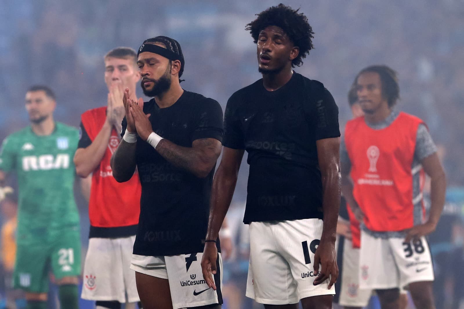 Talles Magno ao lado de Memphis Depay, lamentando eliminação do Corinthians na Sul-Americana de 2024, diante o Racing, na Argentina