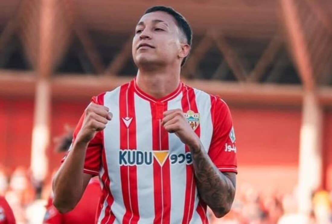 Thalys, ex-Palmeiras, comemora primeiro gol pelo Almeria