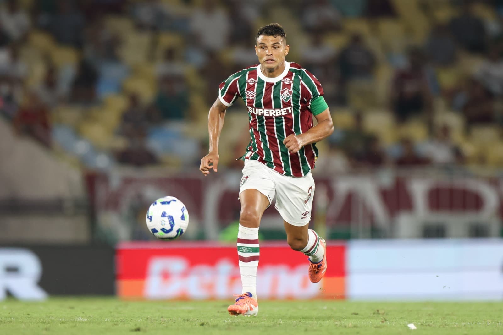 Thiago Silva, zagueiro do Fluminense, correndo atrás da bola durante jogo no Maracanã, contra o Ceará