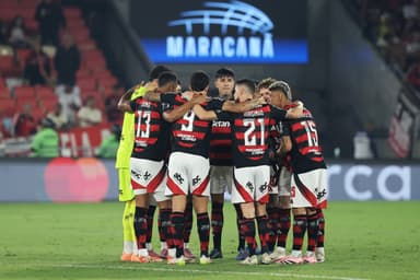Jogadores do Flamengo se reúnem durante a partida de ida da semifinal da Copa CONMEBOL Libertadores 2025 entre Flamengo e Racing Club no Estádio do Maracanã em 22 de outubro de 2025 no Rio de Janeiro, Brasil.