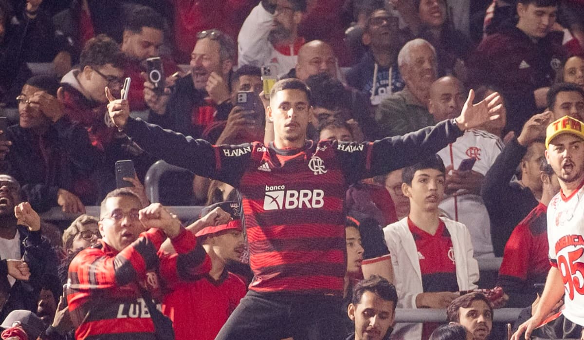 Torcida do Flamengo em jogo contra o Bragantino em São Paulo