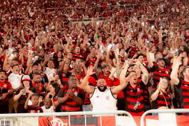 Torcida do Flamengo em festa no Maracanã durante vitória do time rubro-negro sobre o Red Bull Bragantino pelo Brasileirão