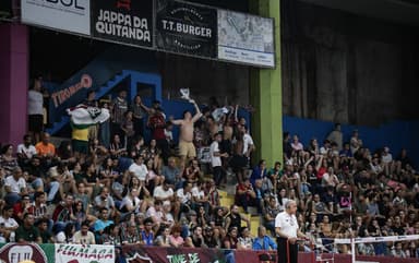 Torcida do Fluminense em jogo na Superliga Feminina