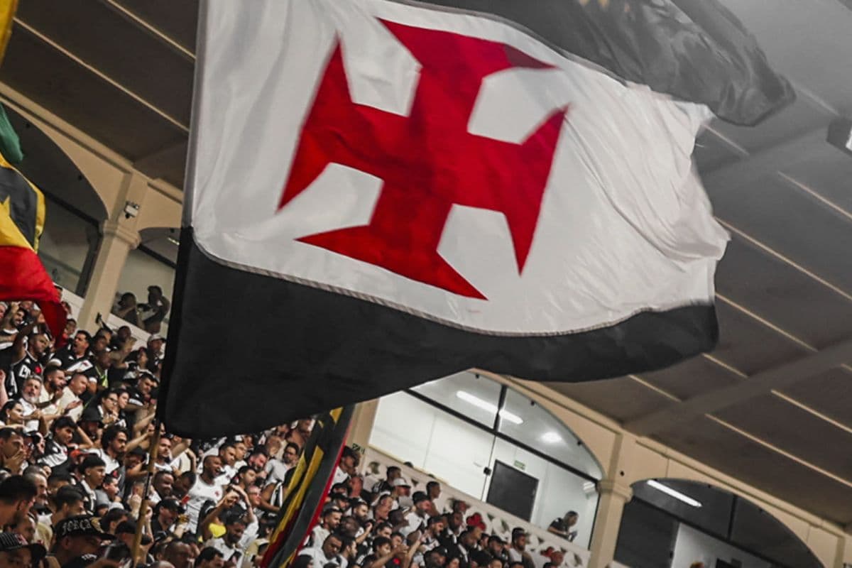 Torcida do Vasco exibe bandeirão com o a Cruz de Malta nas arquibancadas de São Januário durante jogo do time