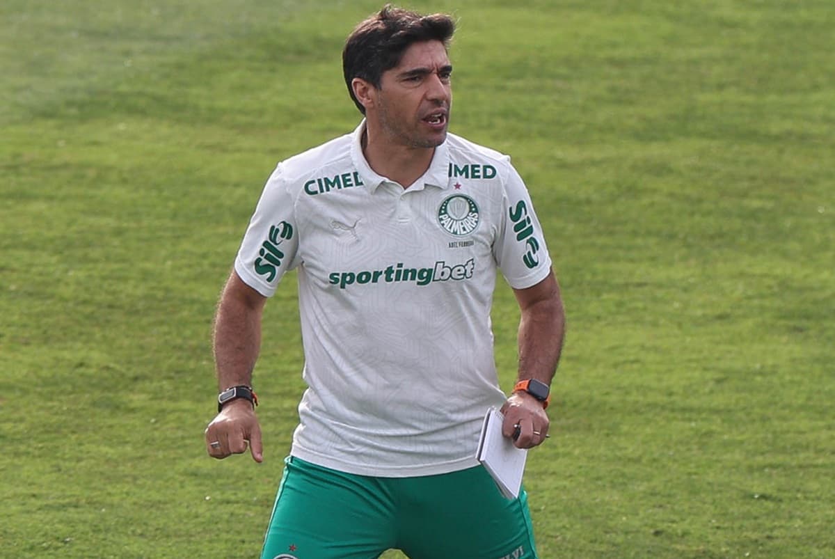 Abel Ferreira fala enquanto comanda treino do Palmeiras em Lima