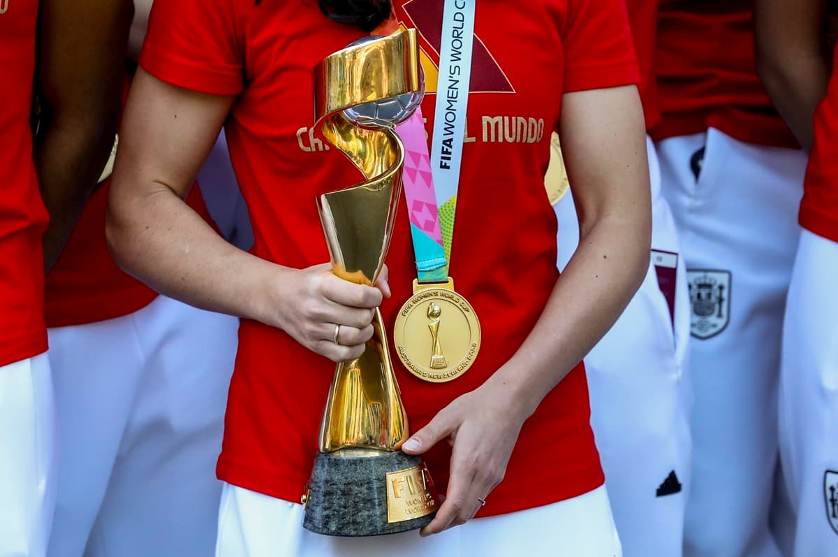 Troféu da Copa do Mundo Feminina aparece nas mãos de jogadora da campeã Espanha