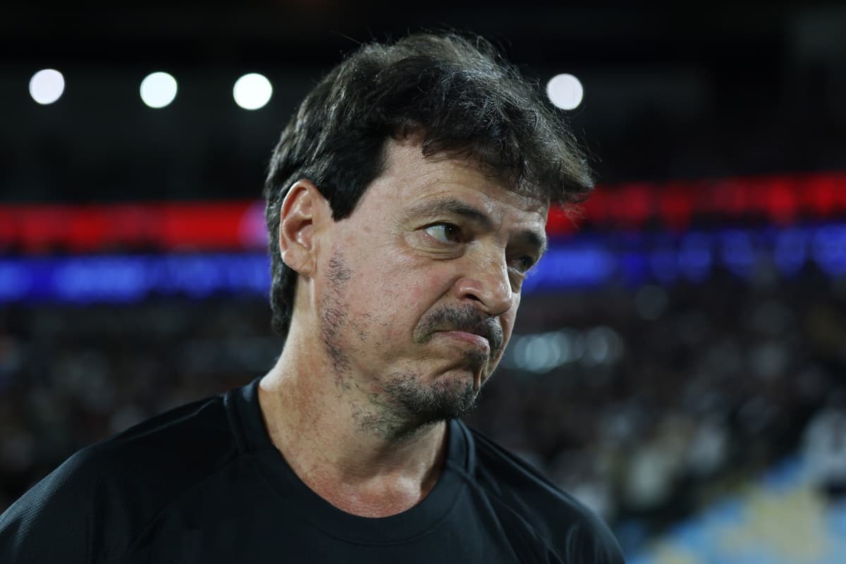 Fernando Diniz faz careta antes de jogo do Vasco contra o Fluminense, no Maracanã