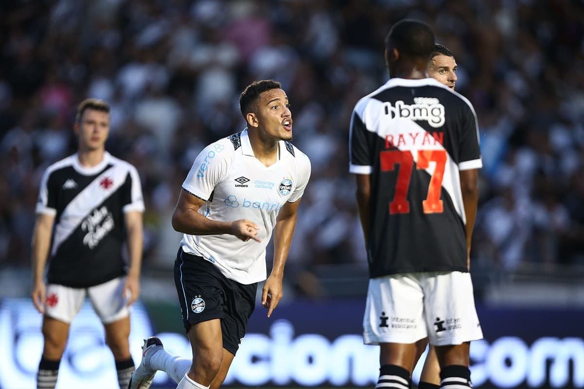 Gustavo Martins, do Grêmio, gesticula para o banco de reservas enquanto comemora gol sobre o Vasco
