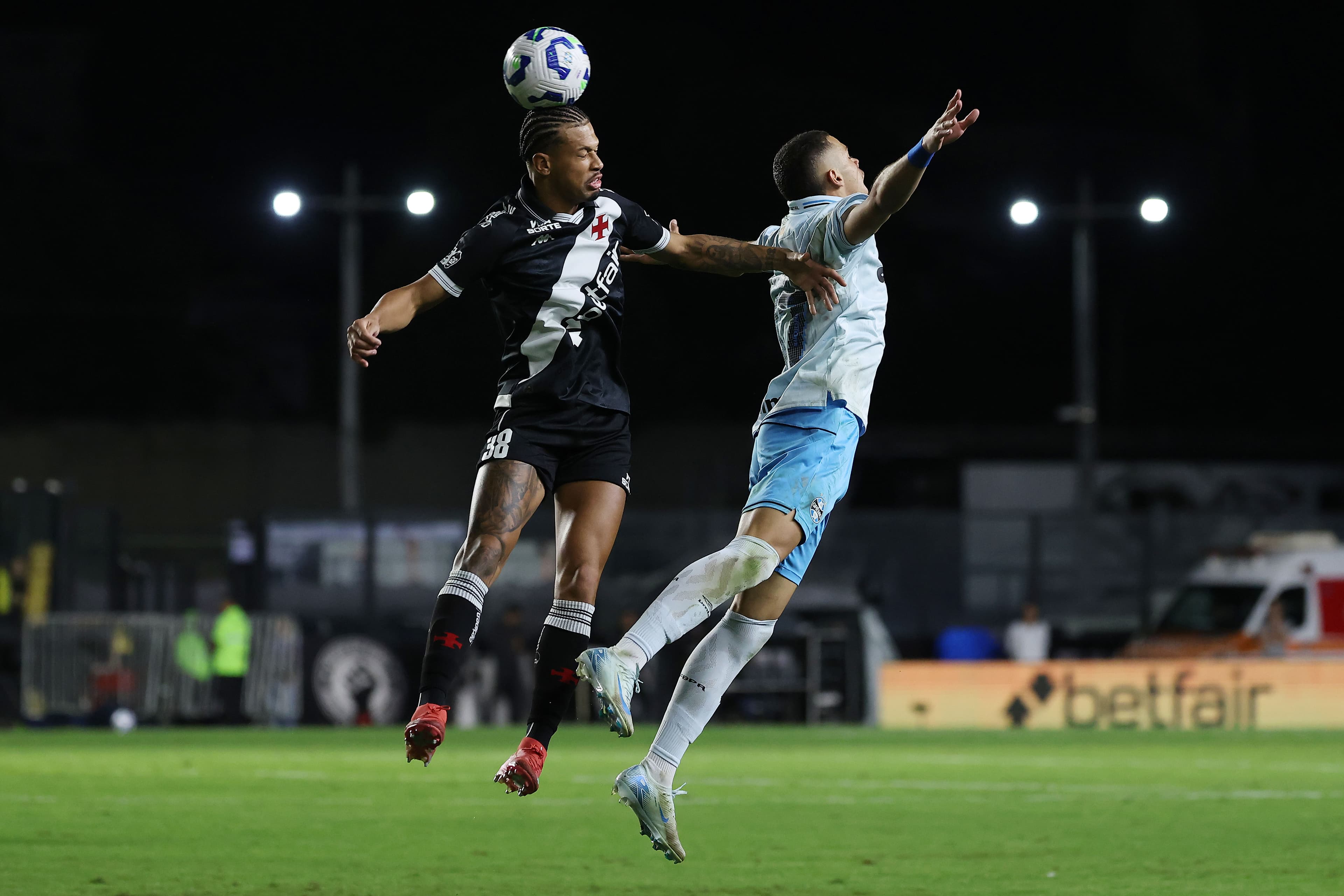 João Victor em dividida durante Vasco x Grêmio