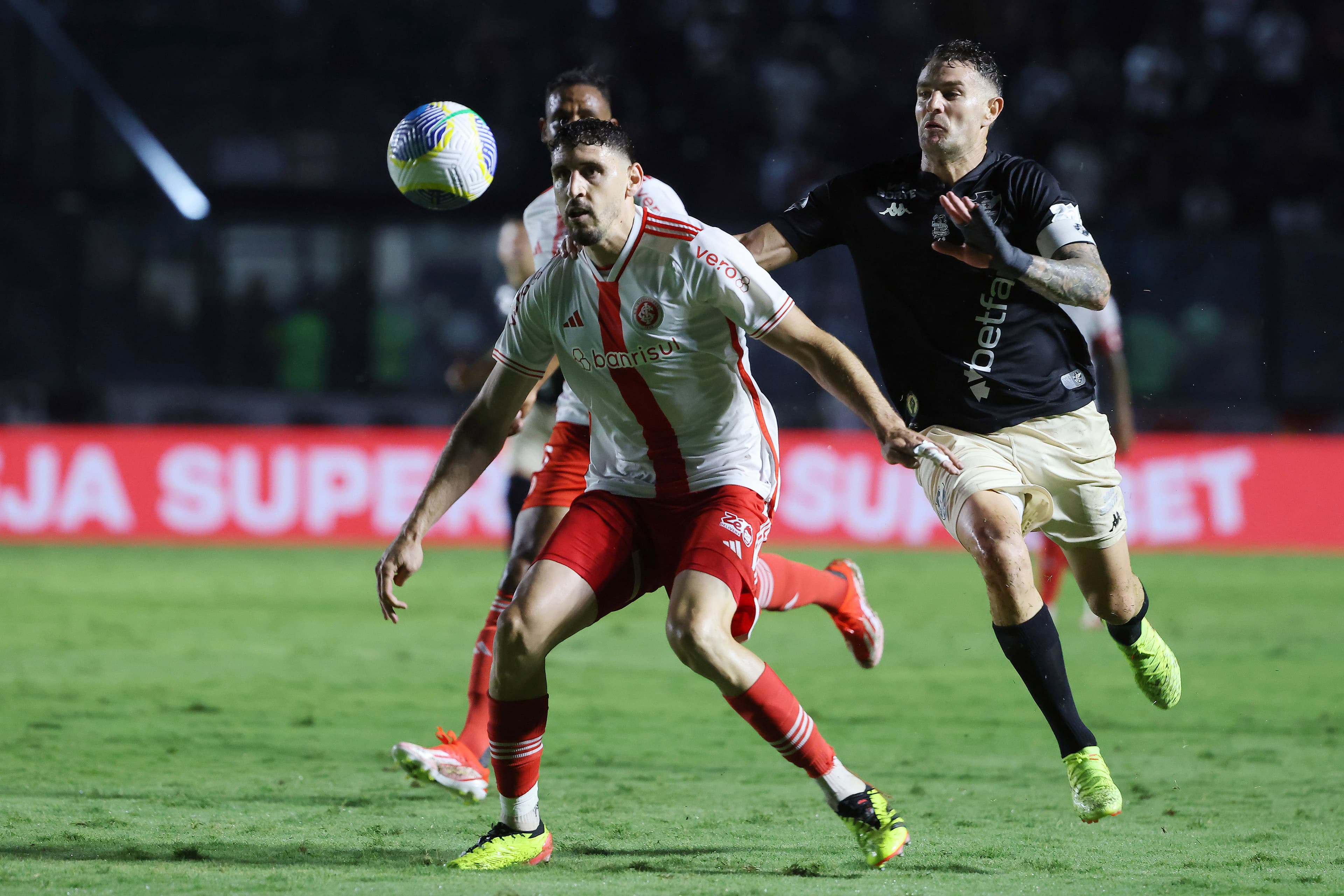 Agustín Rogel e Vegetti disputam bola em Vasco x Internacional, em São Januário
