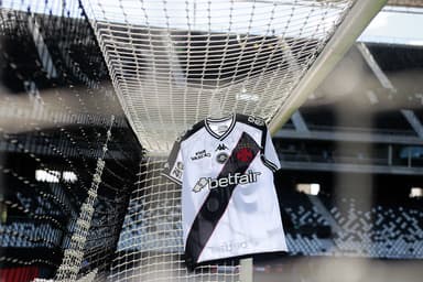 Camisa do Vasco pendurada em dos gols do Nilton Santos