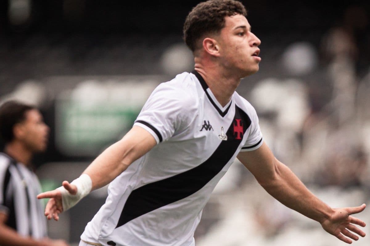 Bruno Lopes, atacante do Vasco, comemora gol contra o Botafogo em jogo de ida das finais do Campeonato Carioca sub-20