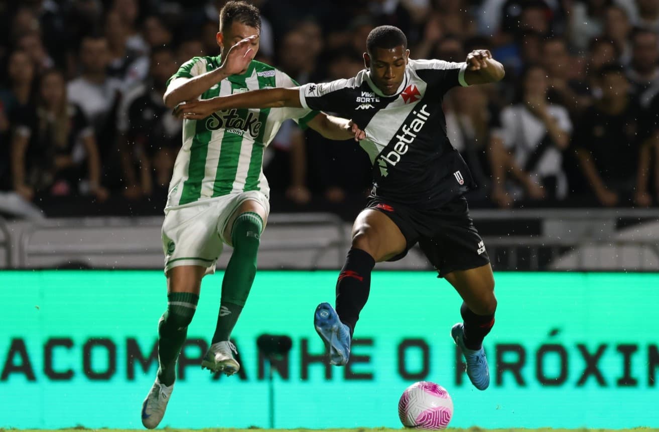 Rayan disputa a bola com um jogador do Juventude em São Januário