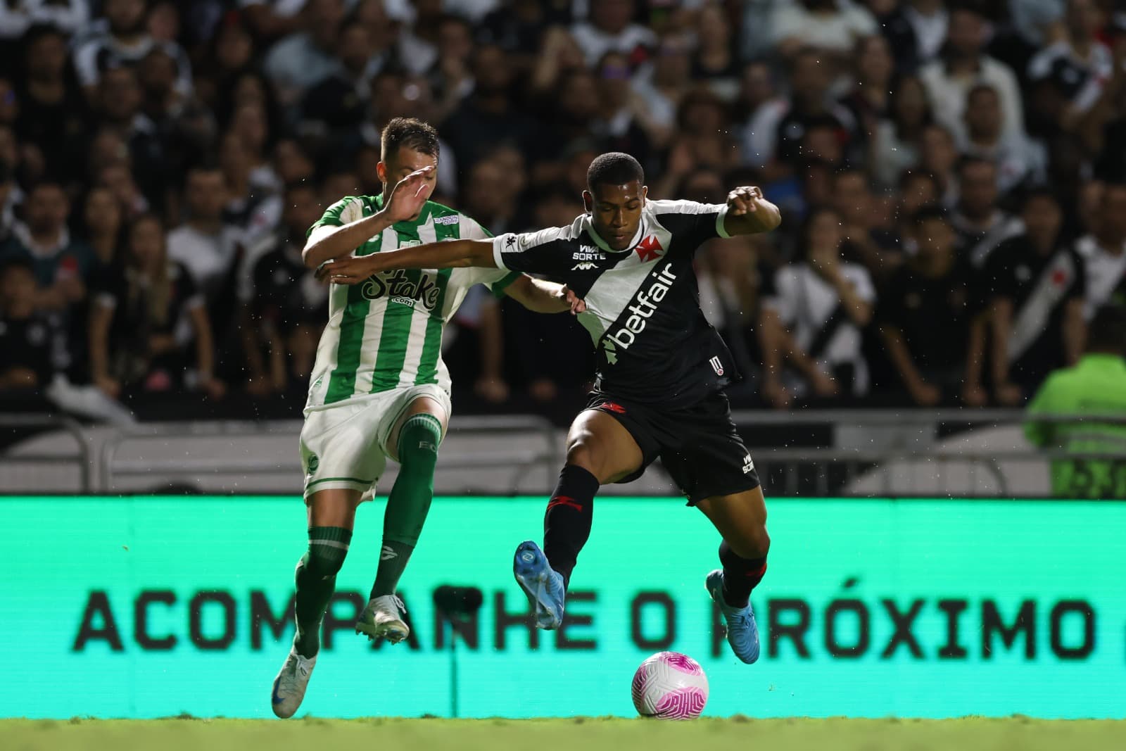 Rayan do Vasco e Danilo Boza do Juventude lutam pela bola durante partida do Brasileirão 2024 entre Vasco e Juventude no Estádio de São Januário em 5 de outubro de 2024 no Rio de Janeiro, Brasil.