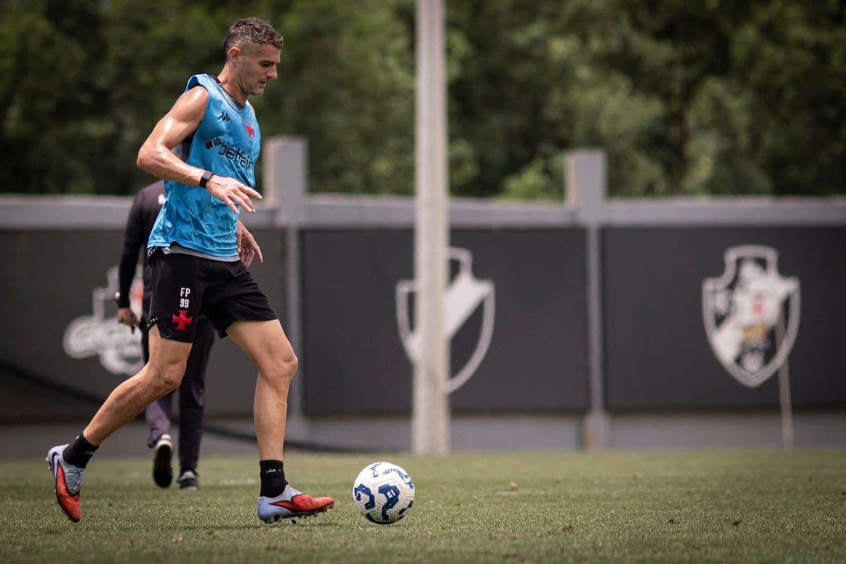 Vegetti, atacante argentino do Vasco, durante treino do clube