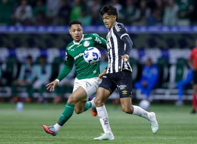 Alexis Duarte do Santos e Vitor Roque do Palmeiras brigam pela bola durante partida do Brasileirão 2025 entre Palmeiras e Santos no Allianz Parque em 06 de novembro de 2025 em São Paulo, Brasil.