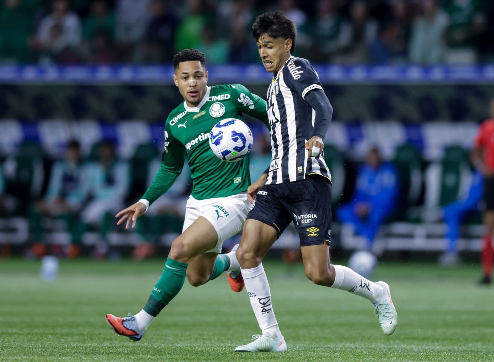 Alexis Duarte do Santos e Vitor Roque do Palmeiras brigam pela bola durante partida do Brasileirão 2025 entre Palmeiras e Santos no Allianz Parque em 06 de novembro de 2025 em São Paulo, Brasil.