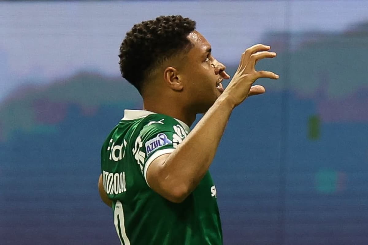 Vitor Roque comemora gol contra o Santos com garras de 'tigre', marca registrada do atacante