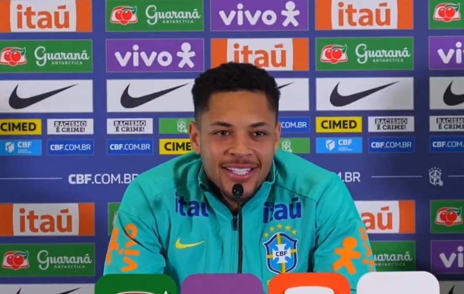 Vitor Roque em coletiva de imprensa pela Seleção Brasileira