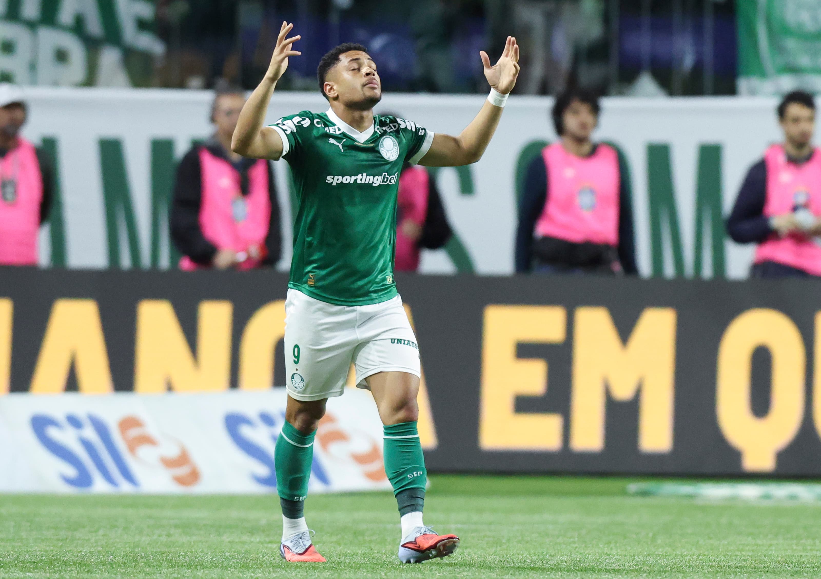 Vitor Roque louva ao céu agradecendo por gol contra o Santos, no Allianz Parque, pelo Brasileirão 2025
