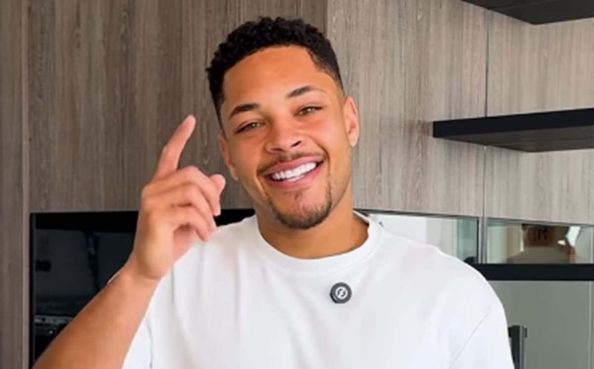 Vitor Roque em ação no Instagram provoca Léo Pereira