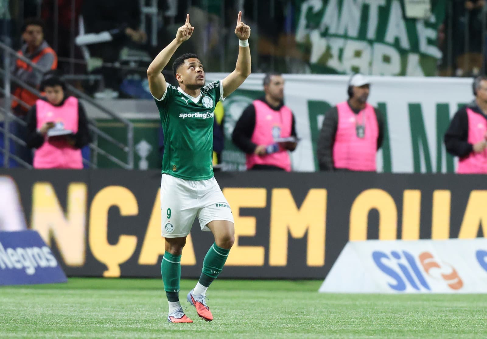 Vitor Roque, do Palmeiras, comemora após marcar o primeiro gol do time durante a partida do Brasileirão 2025 entre Palmeiras e Santos, no Allianz Parque, em 06 de novembro de 2025, em São Paulo, Brasil.