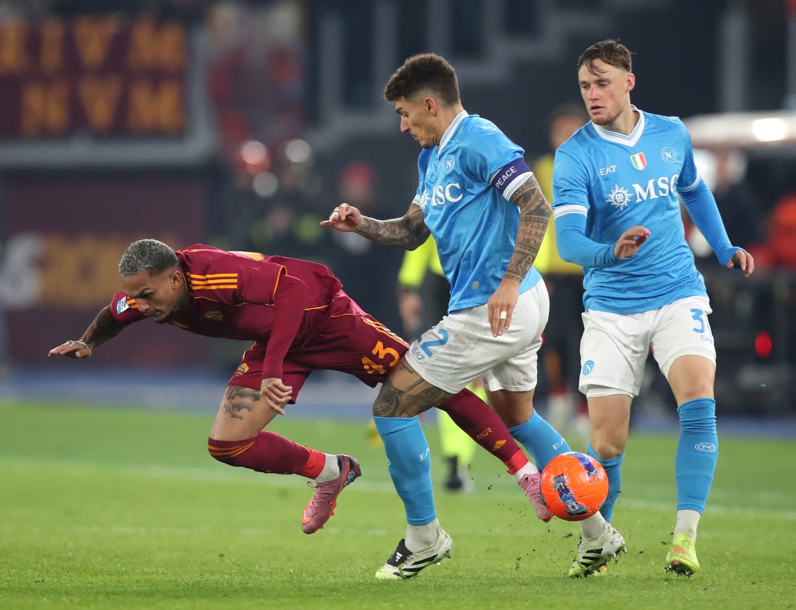 Wesley Franca, da AS Roma, sofre falta de Giovanni Di Lorenzo, do Napoli, durante a partida da Série A entre AS Roma e SSC Napoli, no Estádio Olímpico, em 30 de novembro de 2025, em Roma, Itália.