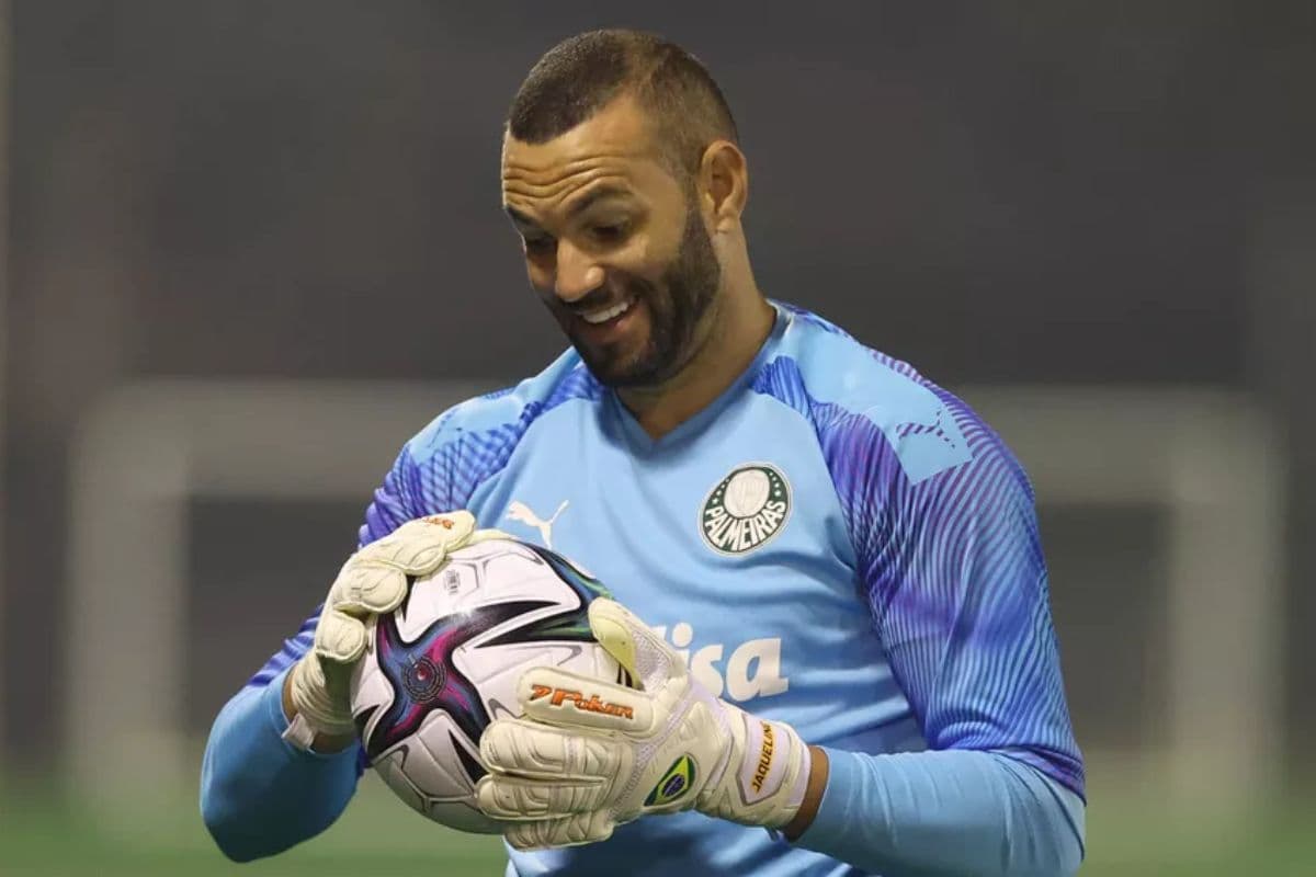 Weverton, goleiro do Palmeiras, segura a bola de jogo e sorri