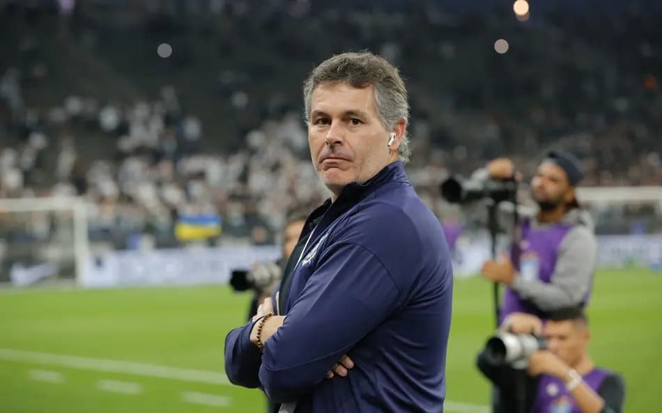 Armando Mendonça na beira do campo em jogo do Corinthians